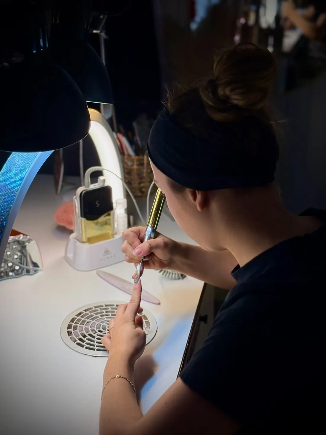 Mélissa en pleine pose d'ongles à son poste de travail