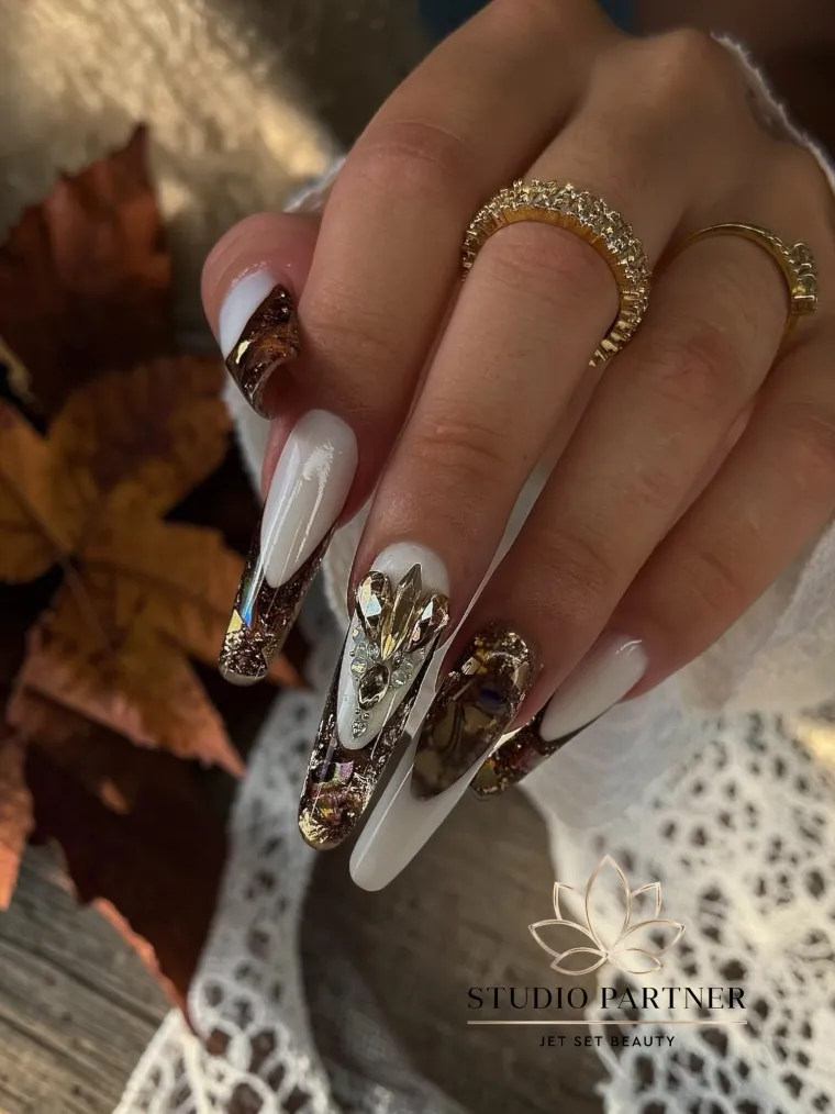 Ongles longs blanc nacré et feuille d'or, décor automnal