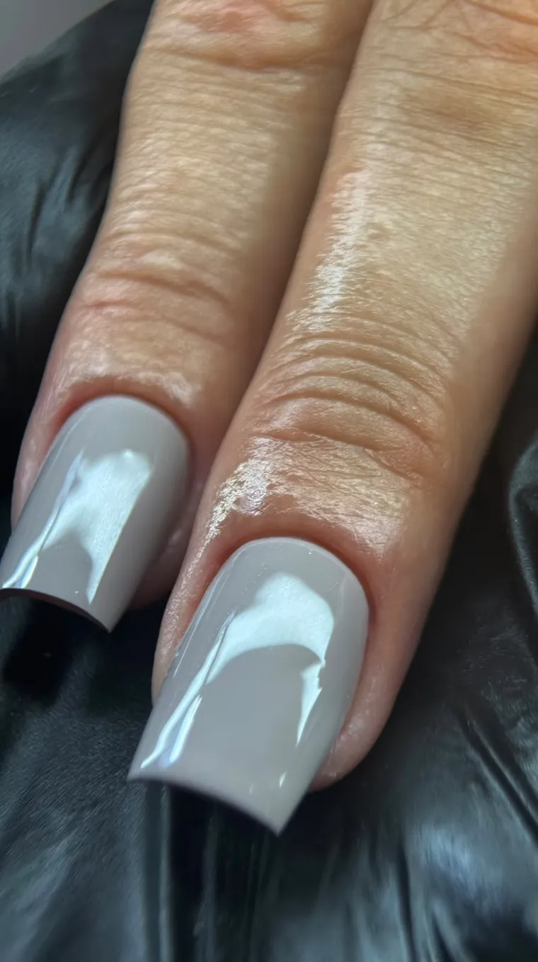 Nail art graphique et paillettes