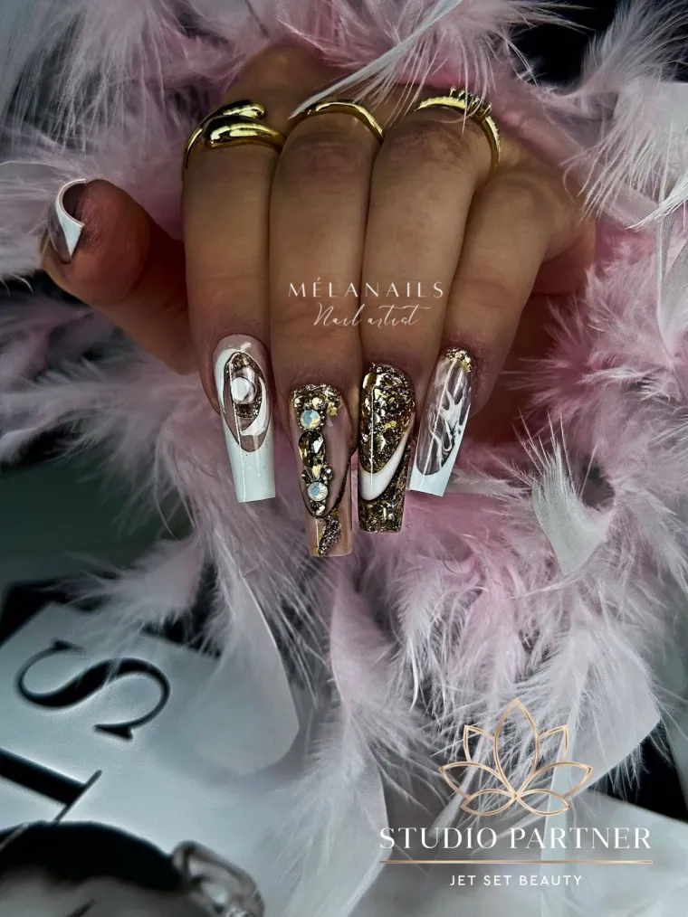 Nail art blanc et or