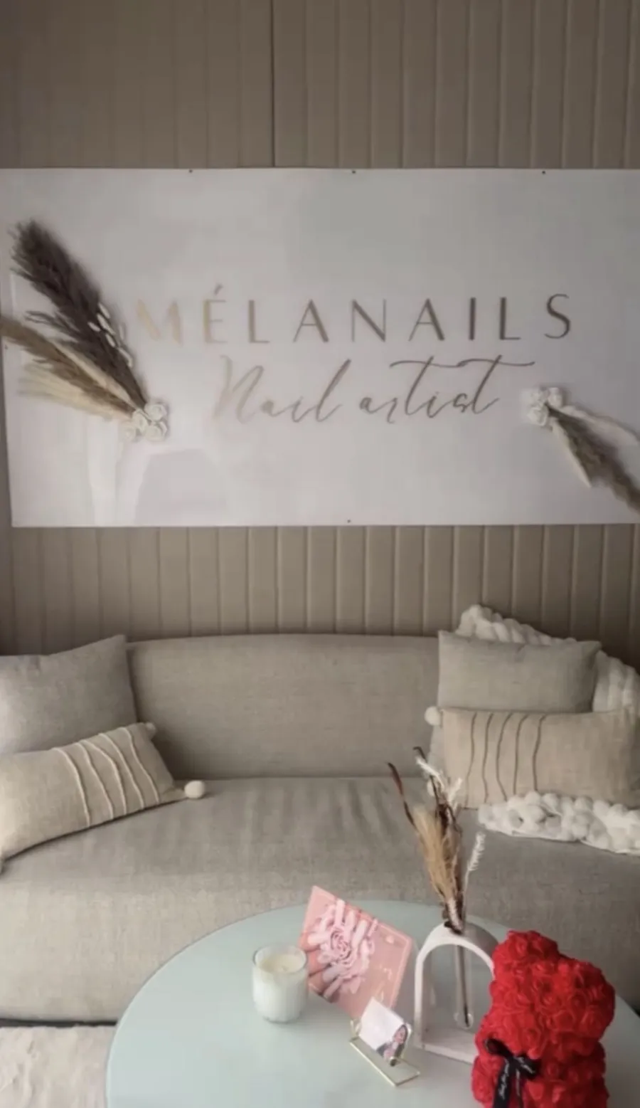 Le coin détente et le logo Mélanails
